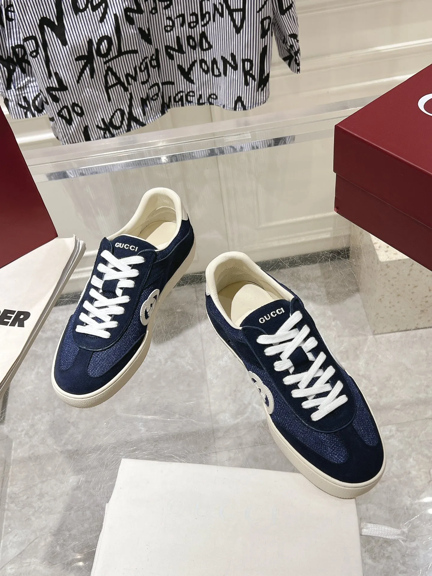 👟👟Ex-factory price 540👟👟Men's size +10 New upgraded version🔥Gucci 2024 new white shoes casual shoes hot recommendation, original TPU soles, original fabrics, original sheepskin lining sheepskin feet🔥Original cover craftsmanship is reproduced one to one! The pursuit of ultimate comfort! 🔥🔥 [Love] Fabric: Imported cow suede + mesh [Love] Packing: Counter-matched red shoe box ➕ Aviation airplane box [Love] Code number: 35-45